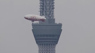 東京スカイツリーを横切る飛行船