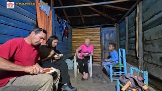 Bajo la lluvia y sin luz pasamos la noche en este campo con la rubia