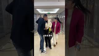 这还是男人吗？老婆挺着个大肚子，只顾自己玩手机游戏，还不如一个陌生人！#情感 #暖心一幕#生活#劇情#正能量#shorts