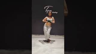 😘💋Sexy Girl Dancing on Nach meri Rani song👄 // 👅dancing on bra by sexy girl