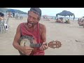 vídeo original. catador de latinhas dando show no banjo em bertioga.