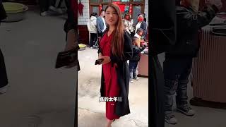 这喜婆婆真年轻漂亮，不知道的还以为是新娘子呢，真的太年了 #生活百態 #幸福 #暖心 #爱情 #婚礼现场  #婚礼 #愛情