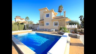 Casas Manuel Real Estate - Discover this amazing detached villa with Salt-Lake Views in La Siesta!