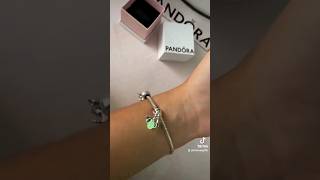 El brasalete Pandora con charm luciérnaga 🌟 es lo más hermoso que verás hoy 😍