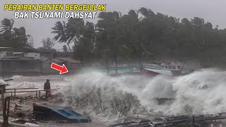 LAUT BERGEJOLAK! Gelombang Tinggi Terjang Pesisir Pantai Bagedur Banten, Wisatawan Panik Berhamburan