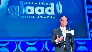 Anderson Cooper Presents to Kelly Ripa at the #GLAADAWARDS