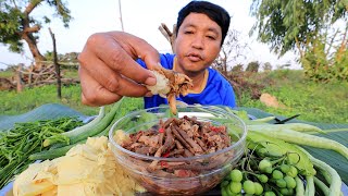 ป่นเห็ดปลวกใส่แมงดาหอมๆ สับเป็นต่อนๆพอดีคำ กินแซ่บๆกับลวกหน่อไม้