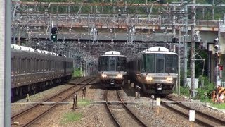 223系の並走 新快速と普通  島本駅