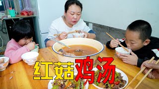 有口福了，婆婆燉一鍋紅菇雞湯，家人吃得津津有味 | A big pot of chicken soup! The family loved it