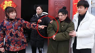 亿万董事长假装落魄回家，儿女们嫌弃赶她走，多年未见的邻居收留【小白导演】