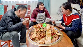 【乡村的味道】做一锅干豆角烧排骨，贴一些软面饼，饼香肉嫩豆角美！