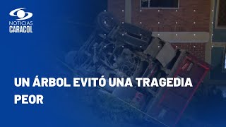 Impactante accidente de volqueta en Ciudad Bolívar que se volcó por culpa de mal parqueado
