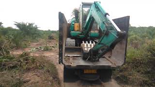 Extreme,, Cara mobilisasi eksavator Komatsu PC45,,naik ke Dump Truck tanpa tangga pijakan.