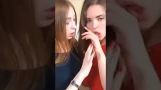 Lesbian Kiss - Lesbianas Se Besan