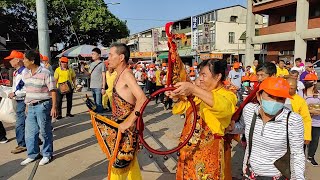 三太子女乩持令旗與乾坤圈/玄天上帝/參禮～新營太子宮進香團