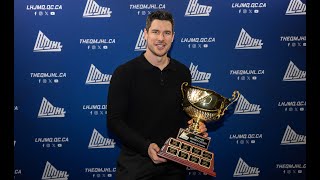 Sidney Crosby découvre le trophée à son nom | discovers the trophy named after him