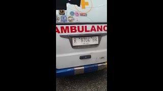 penampakan mobil ambulans Berpenumpang bayi bertabrakan dengan mobil box di persimpangan Tonjong