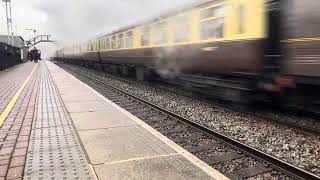 7029 ‘Clun Castle’ passes Narborough 27/11/2024