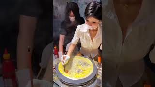 终于吃到狗头萝莉的煎饼了！小姐姐真的超甜超可爱！【街边美食-Chinese Street Food  】#路边摊美味 #街边小吃  #狗头萝莉#路边摊美味#夜市里的烟火气#街头美食