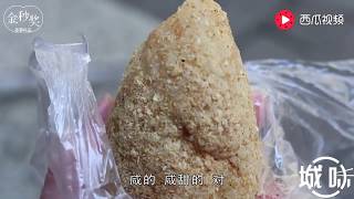 大姐街边卖小吃，不小心成了网红美食，排队等着买忙不过来