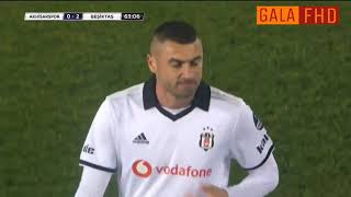 Beşiktaş taraftarı Burak Yılmaz'ı ıslıklarla eşliğinde oyundan çıkardı..