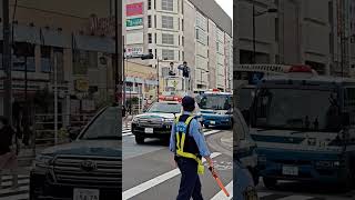 神輿の見学を歩道で行うように注意喚起するDJポリス👮、警視庁広報指揮車、ランクル100🚨