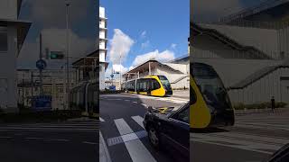 栃木県宇都宮市 宇都宮LRT 試運転 建物の間を宇都宮駅東口へと吸い込まれて行くLRT (2023.8.25)