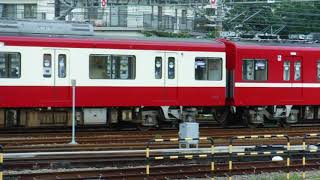 京急線車庫に停車中の普通浦賀行き1500形と1両だけの1500形、「京急120年の歩み号」特急神奈川新町行き1500形1524～1521編成、1000形の電車です！