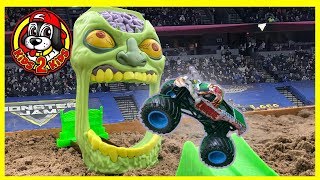 ZOMBIE MADNESS - Monster Jam Toy Playset (including Triple Threat Series FREESTYLE SHOW HIGHLIGHTS)