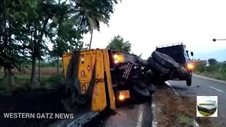 நிலக்கரி ஏற்றி வந்த டிப்பர் லாரி கவிழ்ந்தது- தேனி- மதுரை தேசிய நெடுஞ்சாலையில் போக்குவரத்து பாதிப்பு