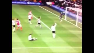 Mesut Ozil scores vs Tottenham Hotspur (1-0)