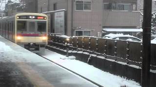 [2013年大雪]京王7000系10両編成準特急「新宿行き」上北沢駅通過