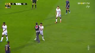 Vitória SC x FC Porto: Adepto invade relvado para agredir jogadores
