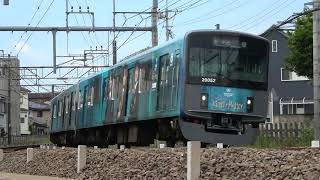 ハリーポッター仕様のラッピングを施された西武鉄道20000系