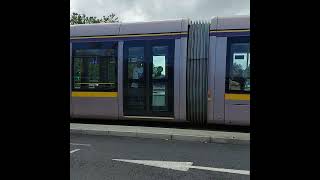 TRAIN IN THE ROAD 🚃🚂 DUBLIN, IRELAND 🇮🇪#shortvideo #ireland #travel