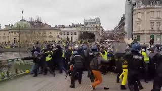 Yellow Vests skirmish with French police