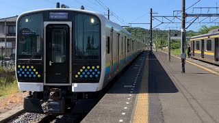 JR内房線上総湊駅に入線する4両編成のE131系(千マリR06編成)＋(千マリR03編成)。