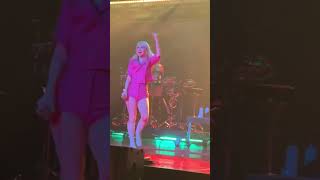 Hayley Jokes About Small Things
