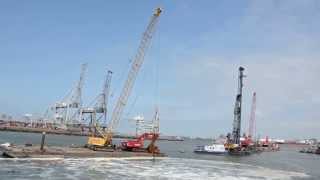 Liebherr HS 885 HD dragline demolishing a quay wall.