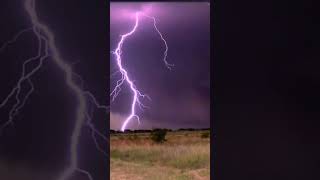 😥😥 Absolutely gargantuan double lightning strike from a powerful supercell (wall cloud in the BG😱😱