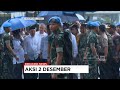 jokowi jk dengan payung tembus hujan ikut shalat berjamaah di monas