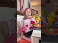 giorgia fa scherzo della lingua finta mentre mangia a papà salvo salvoegiorgia shorts