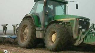 www.trekkertrekker.nl- Ploegen met de John Deere 8200 en de Fendt