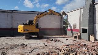 The incredible Liugong 915E demolishing a wall