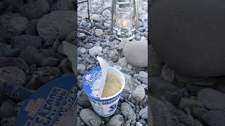 焚き火でお湯を沸かしてカップラーメンを作る 2023/04/22 #shorts #camping #カップラーメン