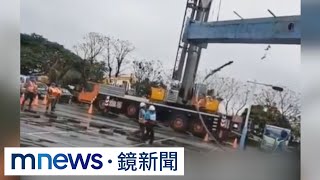 五股斷橋吊掛作業底下未清空　工人遭砸重傷｜#鏡新聞