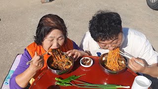 시골식 아삭고추 비빔국수! 청양고추, 파, 된장이랑 같이 먹어요! Spicy mixed noodles, Cheongyang Pepper, Green onion Eating