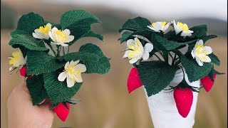 Crafting a Lifelike Strawberry Plant Using Crepe Paper