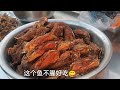 大姐在市场卖油炸石斑鱼，鱼头1元2个，鱼肉15一斤，我尝了尝透酥【瓜农探味】