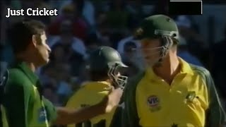 Abdul Razzaq 🆚 Brett Lee head high full toss fight 😡 | #cricket #shorts